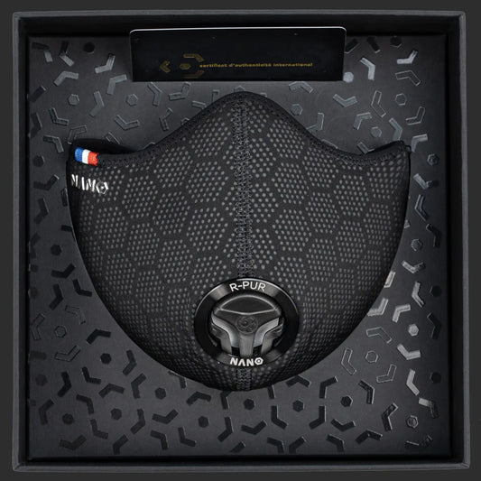 Black R-PUR mask presented in its retail box, packaging for a running pollution mask.