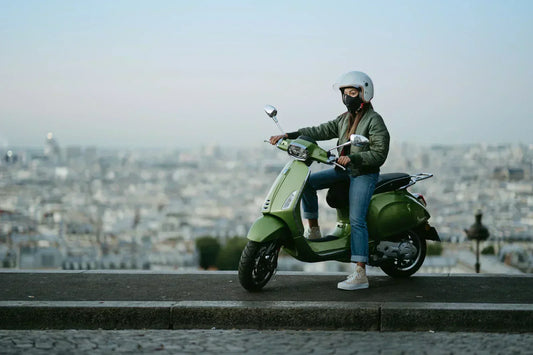 Personne à scooter avec casque et masque N100