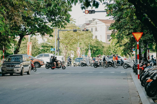 circulation en ville avec moto et voitures