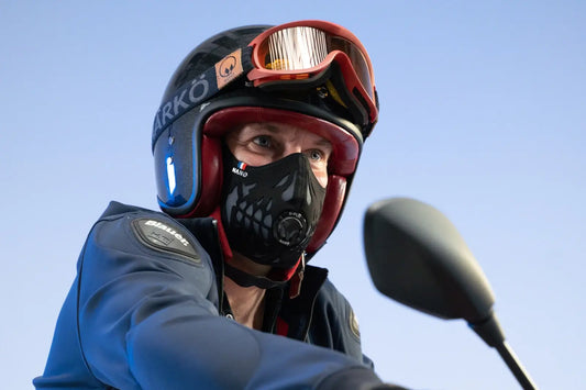 Homme avec un casque de moto et un masque FFP3