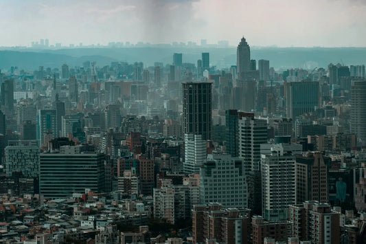 Ville avec de nombreux bâtiments et une fumée noire 