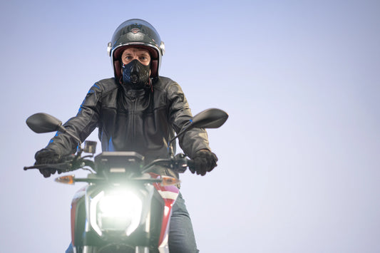 Casque ouvert vs casque intégral : pourquoi votre casque ne vous protège pas des gaz d’échappement ?