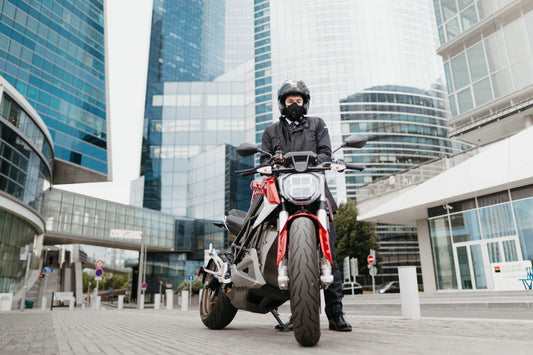 Homme devant sa moto avec son casque intégral et son masque anti pollution