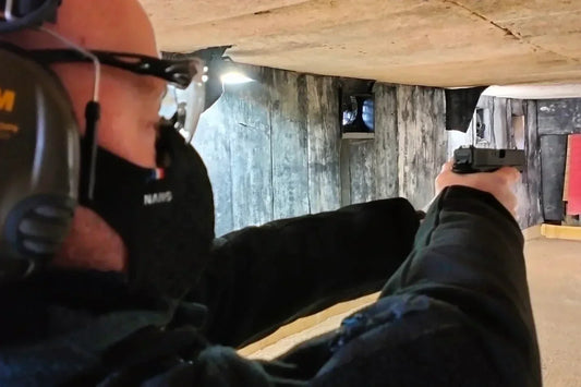 Un homme pratiquant le tir sportif, avec un masque