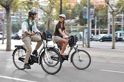 un homme et une femme qui font du vélo électrique en ville