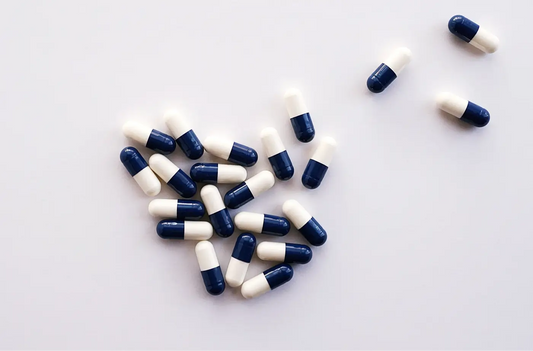 gélule blanche et bleue de médicaments anti-allergie
