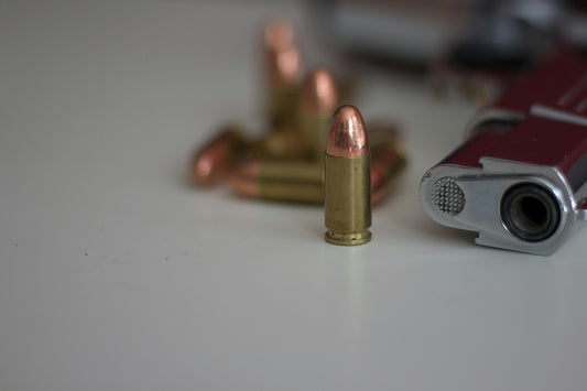 Munitions sur une table avec un pistolet. 