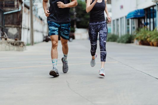 Deux personnes courant sur une route en ville