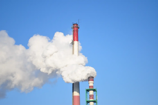 cheminée en plein air qui dégage une grosse fumée synonyme de pollution de l'air
