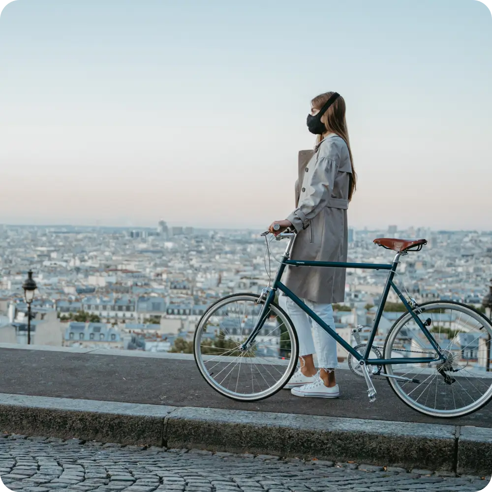 Femme avec un vélo avec un masque R-PUR