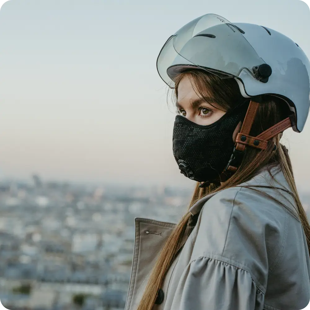 Femme avec un masque R-PUR avec Paris dans le fond de l'image