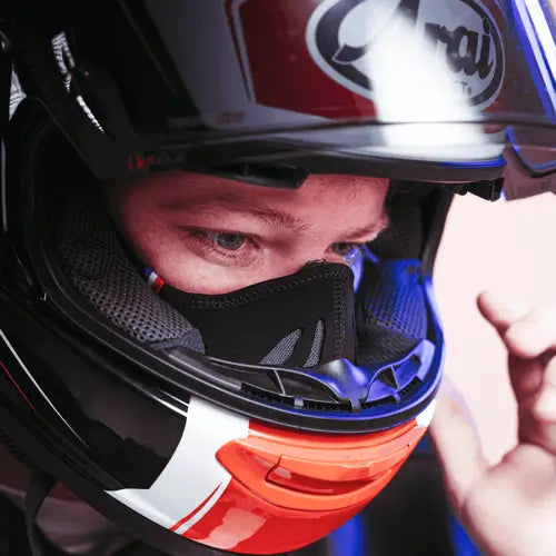 homme avec un casque intégral et un masque R-PUR