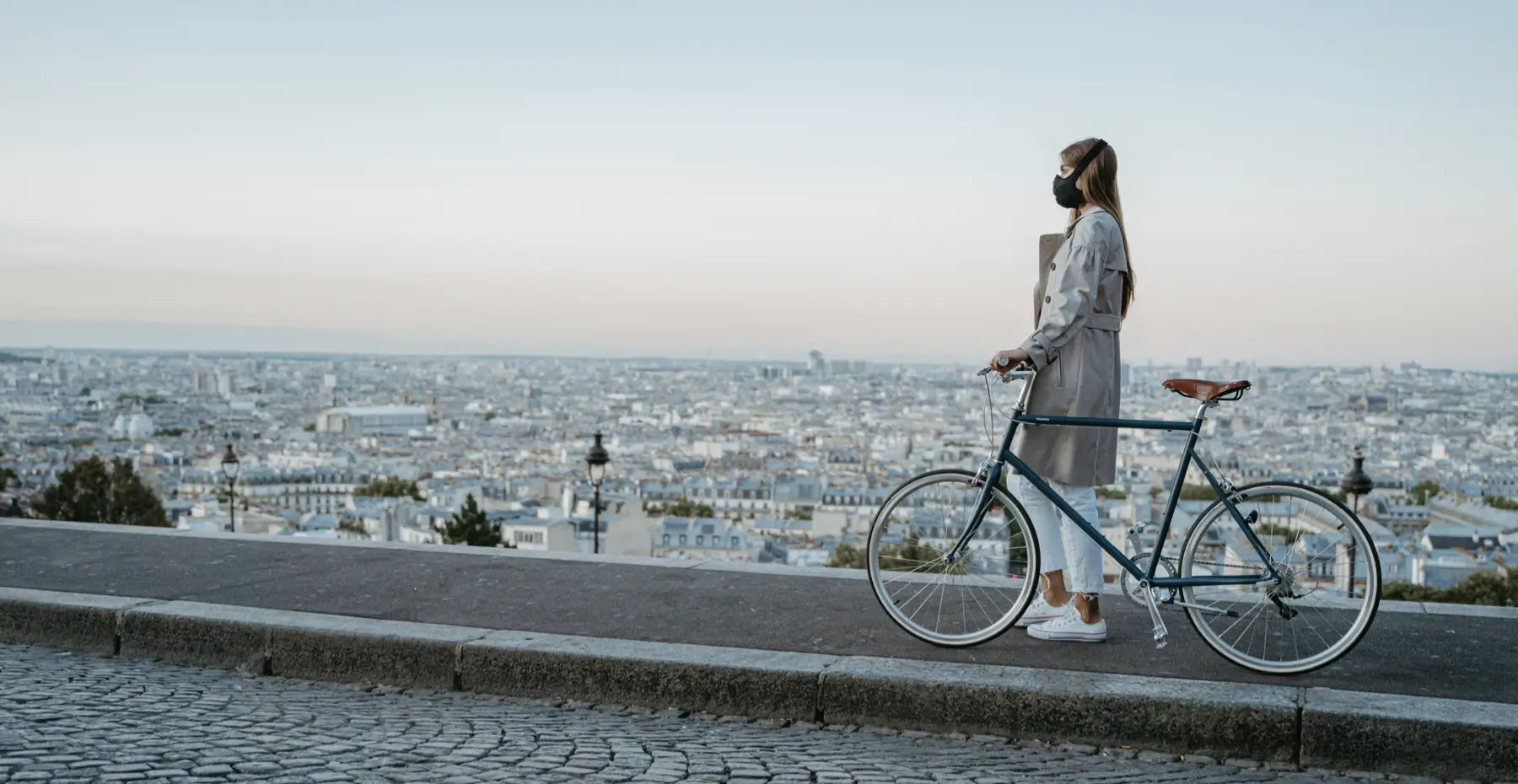 femme qui roule en vélo en haut de montmartre
